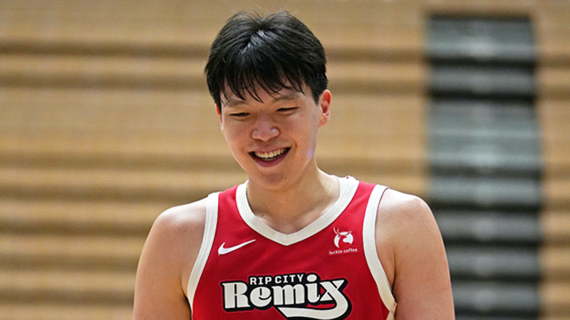 传奇门将正式退役，全场球迷起立致敬